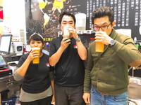 吳老闆（中）與妻子（左）一同經營嚮茶。