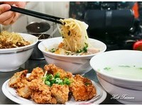 因為第一代老闆名叫杜火城因而得名，店內餐點種類選擇眾多，最有名的非「火城麵」、「九母魚酥」莫屬，火城麵其實是常見的油麵搭配肉燥，但是店內的肉燥為老闆的獨家配方，香氣十足，可選擇要吃乾、湯或者羹麵形式，每種都有不同的風味