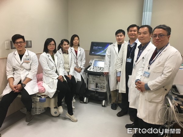 ▲▼中國醫藥大學新竹附設醫院心臟內科團隊合力搶救心肌梗塞的廖先生 。(圖/醫院提供)