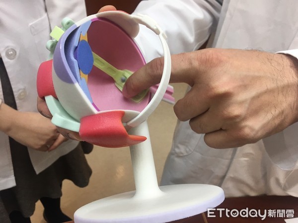 ▲34歲左先生完成人工電子眼手術,長庚人工電子眼醫療團隊。(圖/記者嚴云岑攝)