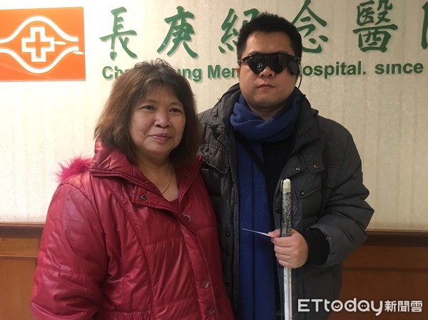 ▲34歲左先生完成人工電子眼手術,長庚人工電子眼醫療團隊。(圖/記者嚴云岑攝)