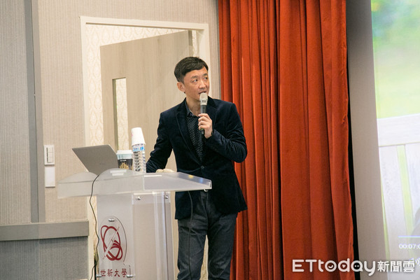 圖二:藍宜楨分享三立影音平台有許多三分鐘短篇新聞,以及自製的生活化短劇與直播節目供大家觀看。(圖/世新大學提供)