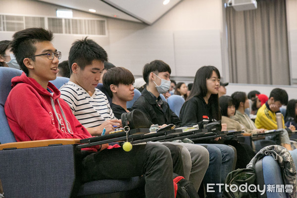 圖四:現場同學專心觀看講師分享的短劇影片。(圖/世新大學提供)