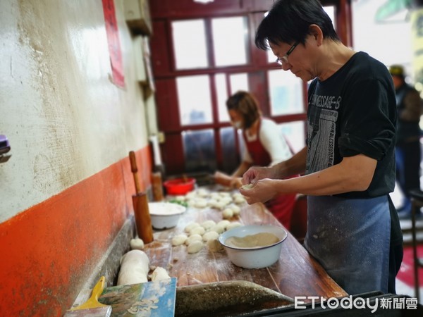 ▲▼知名「金一燒餅店」因豬肉輸台禁令，伴手禮業績「歸零」，老闆才有時間和搶得銅板美食的當地居民閒聊大笑。（圖／記者王亞志攝）