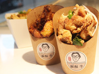 私房鹹酥雞80元 這裡的鹹酥雞用的是無骨雞腿肉，比雞胸肉來得多汁彈牙，此外老闆阿賢使用了麻油調味，讓鹹酥雞不只是香氣馥馥，而且愈嚼愈香。