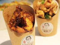 蘋果酥酥（甜）60元 阿賢將蘋果切片帶皮炸，再撒上大量的肉桂粉。不整顆炸的原因是，一整顆不方便吃，而且蘋果中心很容易還是硬的，切片比較好料理，而且每一面皆能沾附肉桂粉。