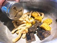這裡的調味粉也很獨特，不是單純的黑胡椒，阿賢運用了黑胡椒、白胡椒、小茴香、花椒、肉桂、咖哩等等，聞起來非常香，如果鹹酥雞沒有馬上吃完，全部都冷掉了，依然可以聞到調味粉陣陣的香氣。