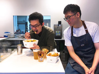 ▲▼老闆阿賢（右）已開3家店。（圖／記者陳建竹攝）