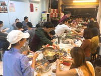 鍋子裡面的綜合食材，會以少量多樣的方式，讓客人盡可能吃到各種不同海鮮。海鮮種類每日大致有8成一樣，另外2成會依季節調整。
