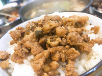 滿益疊鮮鍋也賣肉燥飯，但原本是店家的小孩喜歡吃而經常煮，最後乾脆加到菜單裡面，沒想到意外受歡迎。用的是瘦肉居多，只用簡單的醬油、蒜頭、油葱拌炒後，再加點瓜仔肉滷製。