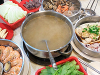 火鍋湯每天花4個小時熬煮而成，用了豬骨、雞骨，還有高麗菜、蕃茄、紅蘿蔔、白蘿蔔、玉米等等，熬出來的湯有豬骨與雞骨的濃郁，又有新鮮蔬菜的甜味，加上海鮮清蒸後滴入湯裡的精華，光是喝湯就有豐富營養。