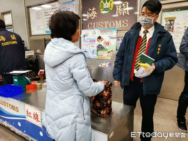 ▲▼金門水頭碼頭檢疫人員嚴格檢查入境旅客             。（圖／記者陳以昇攝）