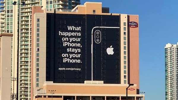 ▲2019 CES蘋果在場館外的廣告標語。（圖／翻攝Twitter）