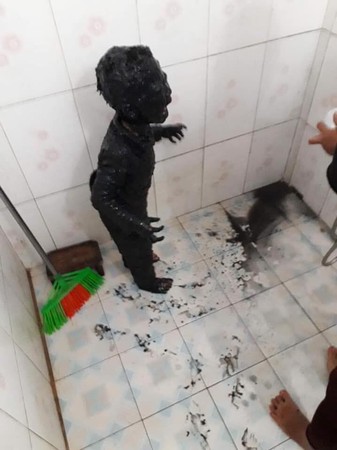 越南男童上廁所摔進田裡變「黑泥小童」。（圖／翻攝自Facebook／Không Sợ Chó）