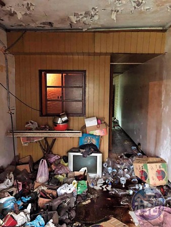 過去盧致宏曾處理過推滿雜物、屋況極差的房子，除了清潔也幫忙拆除老舊的木板隔間。（盧致宏提供）