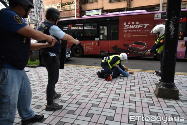 ▲北市文山一警分局10日下午舉辦防搶演練過程逼真。（圖／記者張君豪攝）