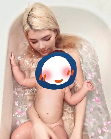 ▲▼陳怡伶和7個月大的兒子一起泡澡。（圖／翻攝自Kimberlly臉書）