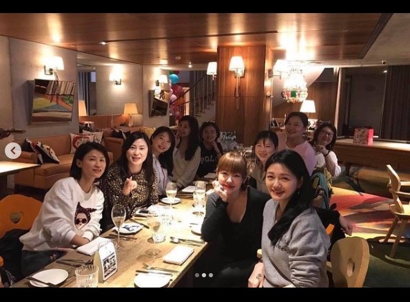 ▲大S主辦華岡藝校同學會，與20多年前的同學重聚。（圖／翻攝自小S Instagram）