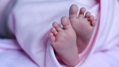 接生過猛「扯裂胎兒」！印婦生子誤信庸醫　嬰兒頭卡在陰道裡