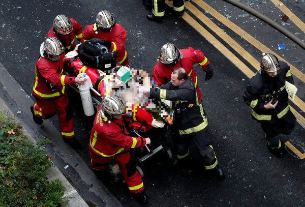 ▲▼1月12日巴黎爆炸，警消正將傷者送醫。（圖／路透社）