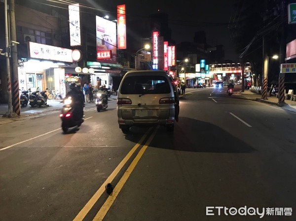 ▲▼土城婦人穿越馬路遭廂型車撞飛命危。（圖／記者陳以昇翻攝）