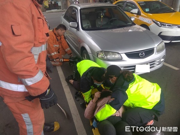 ▲離奇！疑自撞防護石墩再噴進車底　婦頭卡車哀哀叫。（圖／記者陳凱力翻攝）