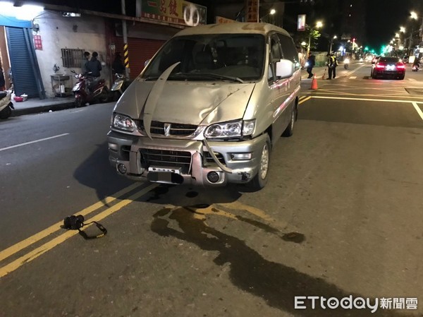 ▲▼婦人穿越馬路，遭廂型車撞飛數尺，送醫不治身亡。（圖／記者林煒傑翻攝）