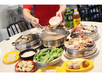 ▲▼二月牌沙茶爐結合了沙茶爐與海鮮塔。（圖／記者陳建竹攝）