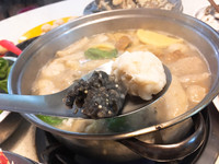 ▲▼用墨魚漿（左）與花枝漿（右）煮成的丸子。（圖／記者陳建竹攝）
