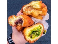 配上紅豆、花生和咖哩等口味一起咬下激盪出另番風味，一個20元。