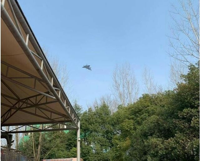 ▲▼軍迷拍下殲-20飛進蕪湖基地畫面。（圖／翻攝自微博@被遺忘的老班長）