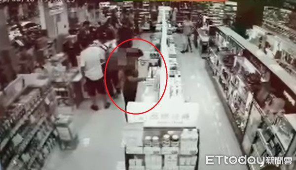 ▲▼女子嫌自己賺太少,竟連續2天到超市偷竊「補充」生活用品。(圖/記者林煒傑翻攝)