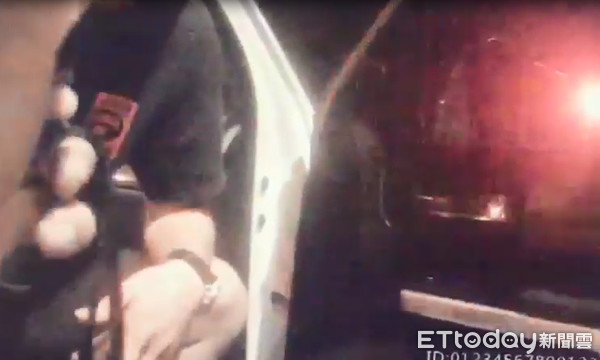 ▲▼男子不爽被盤查,竟連罵5句「死菜鳥」辱警。(圖/記者林煒傑翻攝)