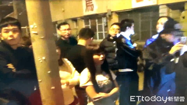 台南女嬰遭虐死，憤怒民眾包圍警局。（圖／記者林悅翻攝）
