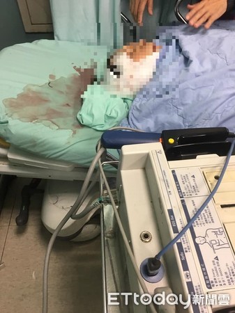 ▲精神不穩的男子突然狠刺外婆,客廳留下大片血跡。(圖/翻攝爆料公社)