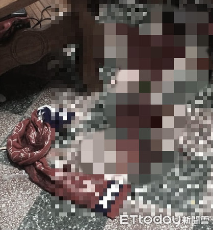 ▲精神不穩的男子突然狠刺外婆,客廳留下大片血跡。(圖/翻攝爆料公社)