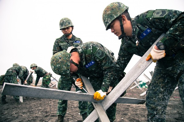 54工兵群戰備訓練　灘岸阻絕發揮堅實戰力。（圖／軍聞社）