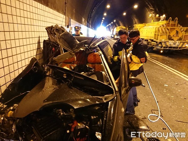 ▲▼蘇澳鎮蘭陽第一隧道北上車道發生自小客與灑水車車禍車禍，警消搶救命危自小客車駕駛。（圖／記者游芳男翻攝，下同）