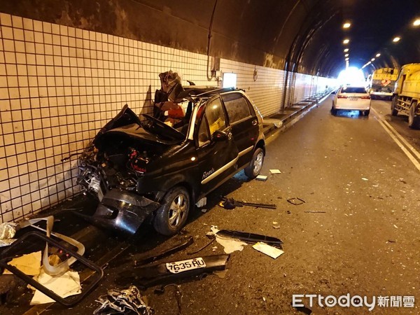 ▲▼蘇澳鎮蘭陽第一隧道北上車道發生自小客與灑水車車禍車禍，警消搶救命危自小客車駕駛。（圖／記者游芳男翻攝，下同）