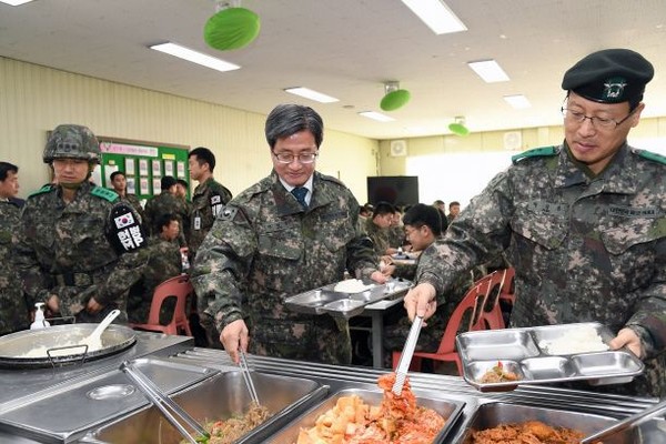 ▲▼金秀賢隱身在軍人群中。（圖／翻攝自韓網）