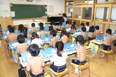 日幼稚園「裸體教育」惹議　生病才准穿衣服　網友：老師怎麼不一起？
