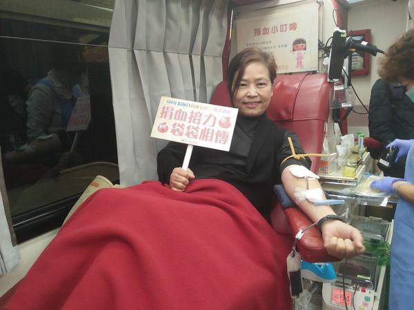 ▲新竹市副市長沈慧虹挽起衣袖捐出熱血。（圖／新竹市政府提供）
