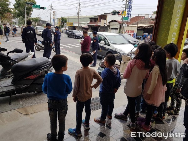 ▲台南市警三分局1月19日在玉山銀行安南分行舉行防搶演練，歹徒對空鳴槍恫嚇行員交出金錢，得逞後隨即駕車逃逸，警方接獲行通報進行攔截圍捕，將歹徒制服逮捕，過程逼真。（圖／記者林悅翻攝，下同）