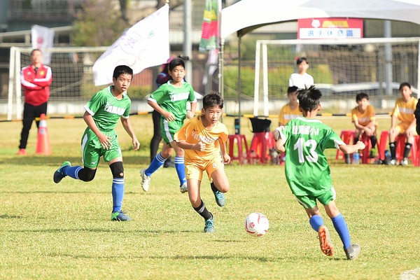 ▲2018YAMAHA CUP，莒光國小紅(黃)vs佳里國小(綠)。（圖／台灣山葉機車提供）