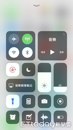 ▲▼iPhone上的手電筒在 iOS 11 作業系統後能進行亮度的調整。。（圖／記者范家宏攝）