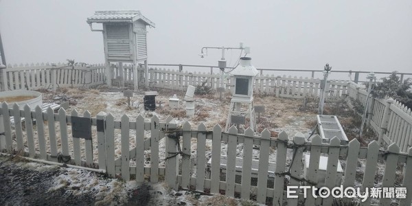 ▲▼玉山10點20分下雪。（圖／氣象局提供）