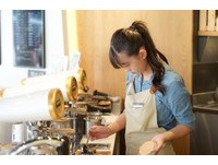雖然店面偏外帶取向，內用座位不多，但室內空間大且不限時、無低消限制，除了稱滿現代感的裝潢之外，還特別規劃了一面打卡牆，給網美們拍照們打卡，且透過大片落地窗更增添了整家店的設計感。