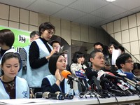 ▲▼長榮空姐出面說明。（圖／記者賴文萱攝）