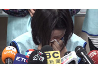 ▲長榮空姐遭副幫白人脫褲擦屁股，開記者會哽咽。（圖／ETtoday新聞雲直播）