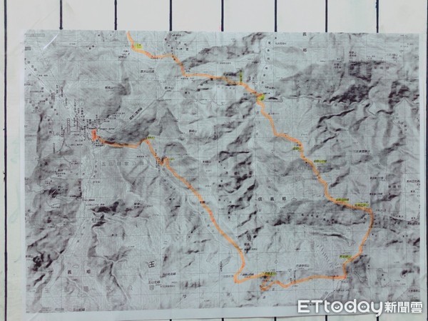 ▲▼「比基尼登山客」爬山墜谷，21日已經無生命跡象。（圖／南投消防局提供）